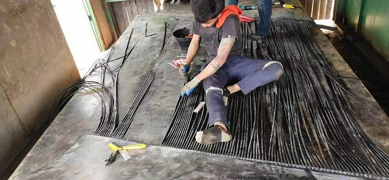 Pasukan Selepas Jualan Thailand Tempatan Menyediakan Perkhidmatan Penyambung Tali Sawat Tali Keluli Di Tapak untuk Pelanggan Perlombongan